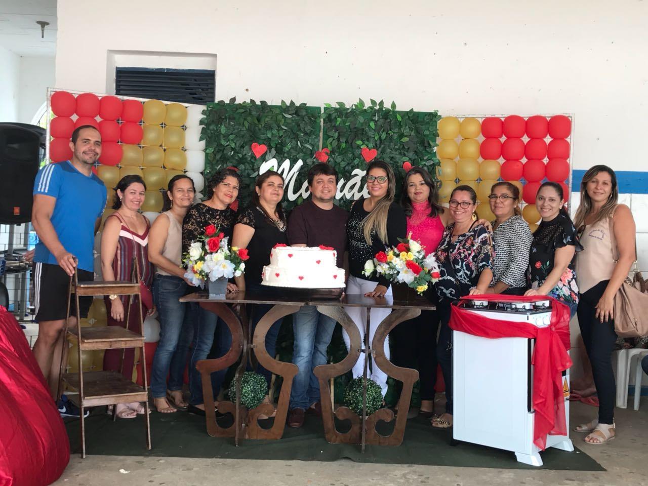 Escola Henrique de Almeida comemora semana da Família com o corpo de funcionários, país e alunos